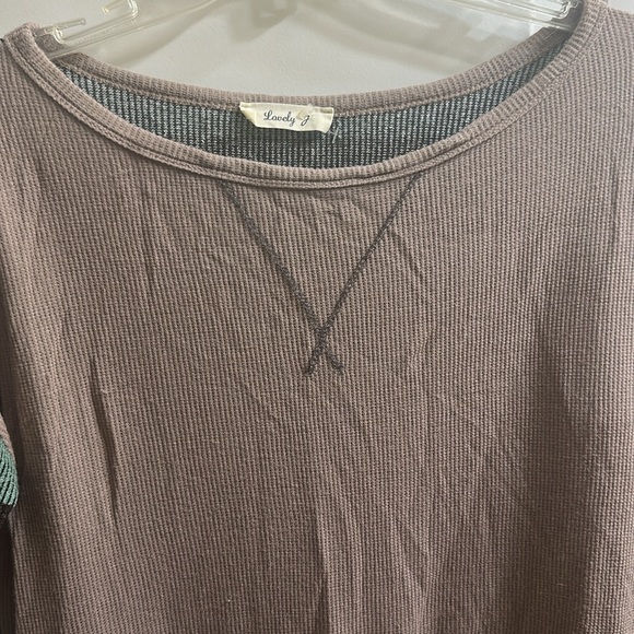 Lovely J Taupe 3/4 Sleeve Raglan Top with Color Blocked Sleeves - Picture 2 of 5